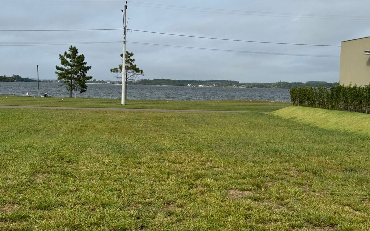 Terreno de frente para a lagoa à venda no Condomínio Villa Suíça